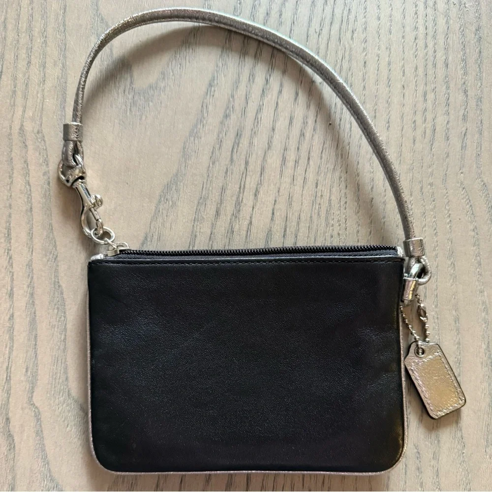 ✨Coach -Vintage poppy wristlet✨